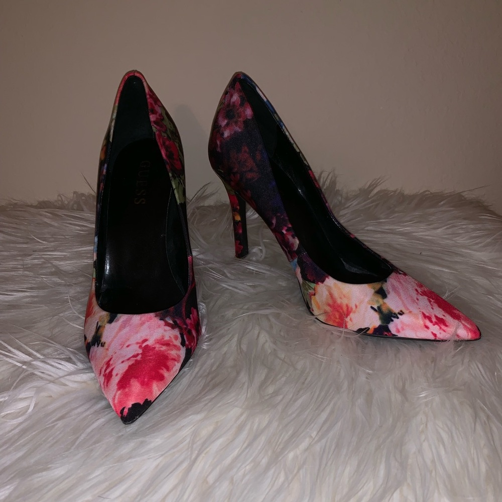 Guess pumps